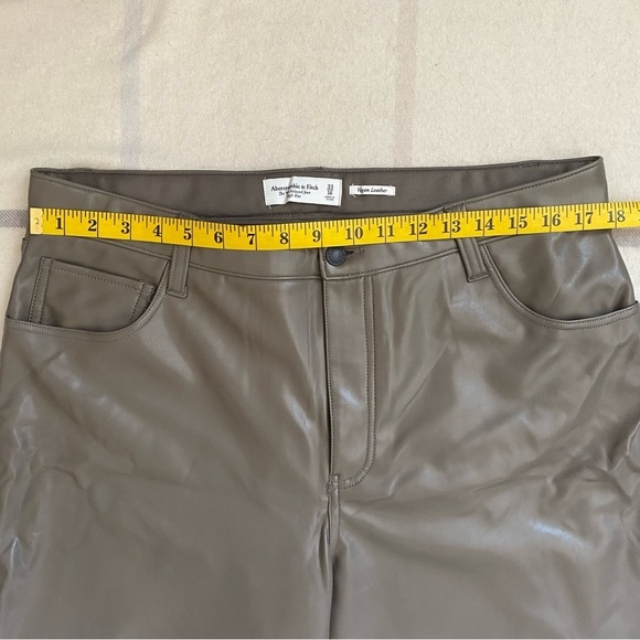 Abercrombie & Fitch High Rise Curve Love Vegan Leather Cargo Pants - Picture 8 of 13